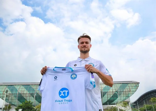 Hình ảnh đội ngũ hỗ trợ khách hàng 18win tải app